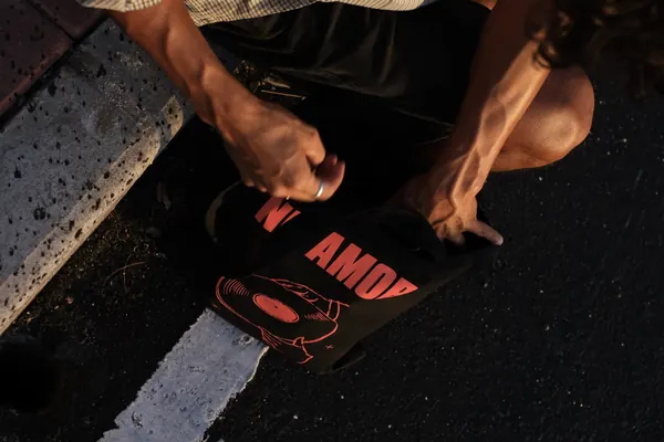 Nu Amor tote bag — lifestyle
